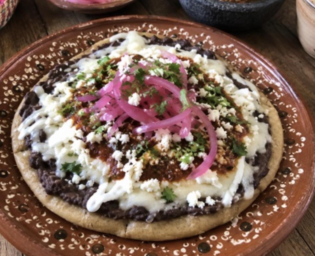 Memela de Frijol con Costra y Salsa de Molcajete